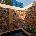 1Br Cottage With Pool - Lakeside Haven By Roamhome