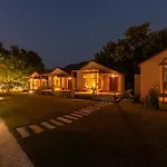 1Br Cottage With Pool - Lakeside Haven By Roamhome