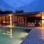 Kesar Farm House On The Lake