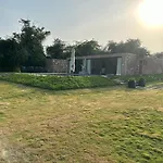 Kesar Farm House On The Lake