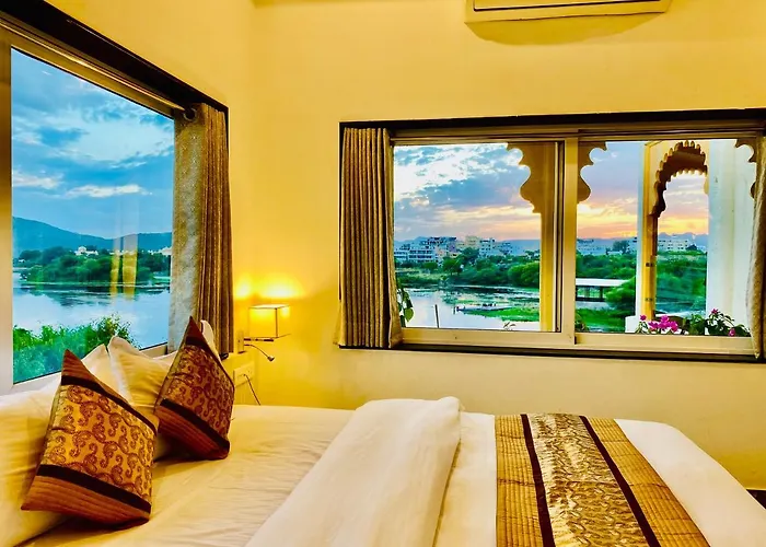 Jaydurg, A Lakehead Property At Pichola Lake By An Hotels