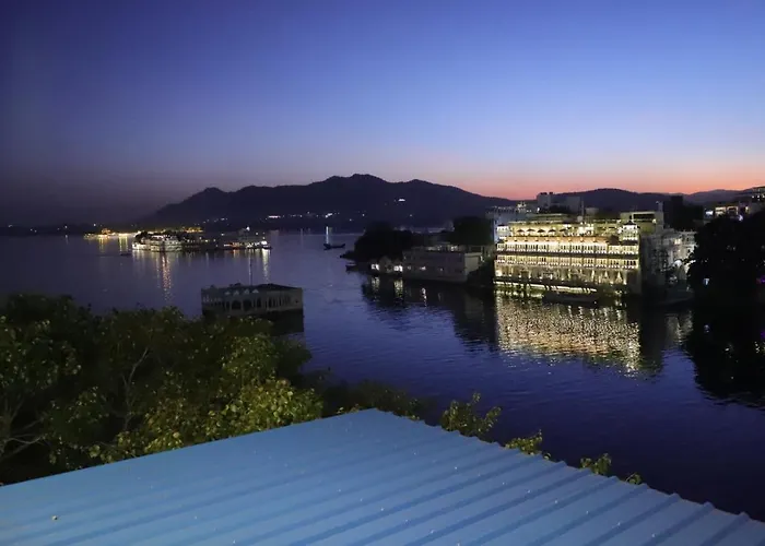 Hotel Jheel Kinara Lake View Hotel