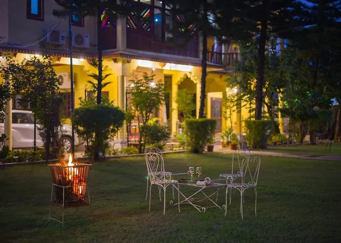 Abhimanyu Mansion Emerald 1-Room Retreat With Common Outdoor Dining Area & Garden