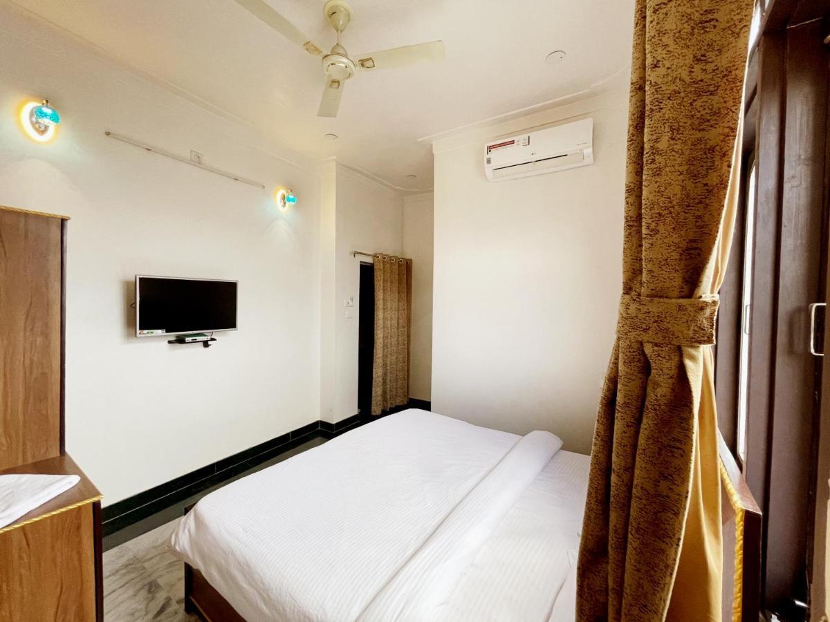 Umed Regency Hostel *