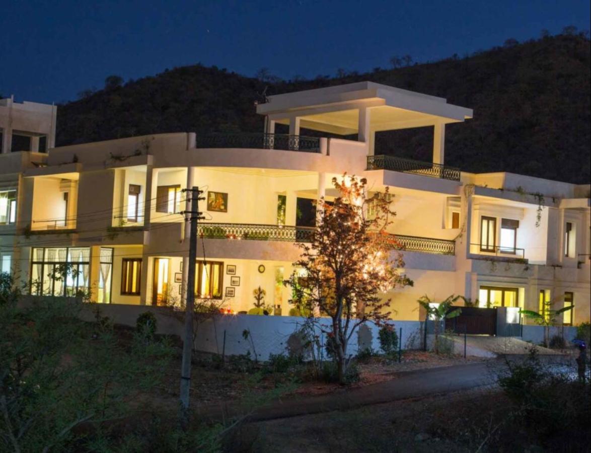 Hotel Devraj Villa-luxury Pool