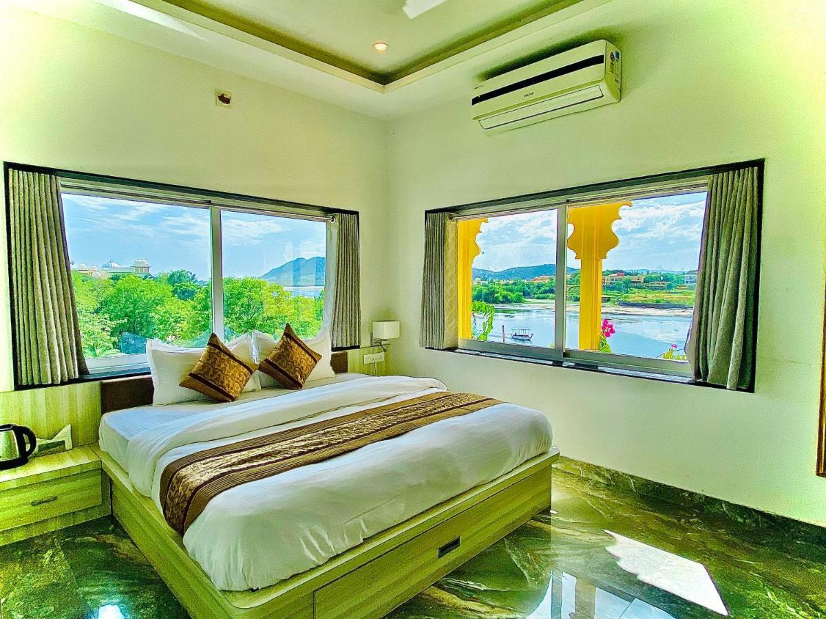 Jaydurg, A Lakehead At Pichola Lake By An 4*