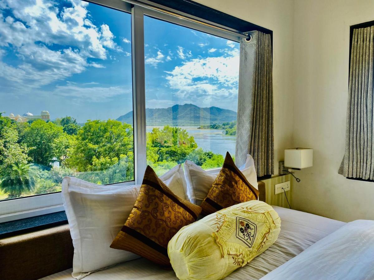 Jaydurg, A Lakehead At Pichola Lake By An Hotel 4*