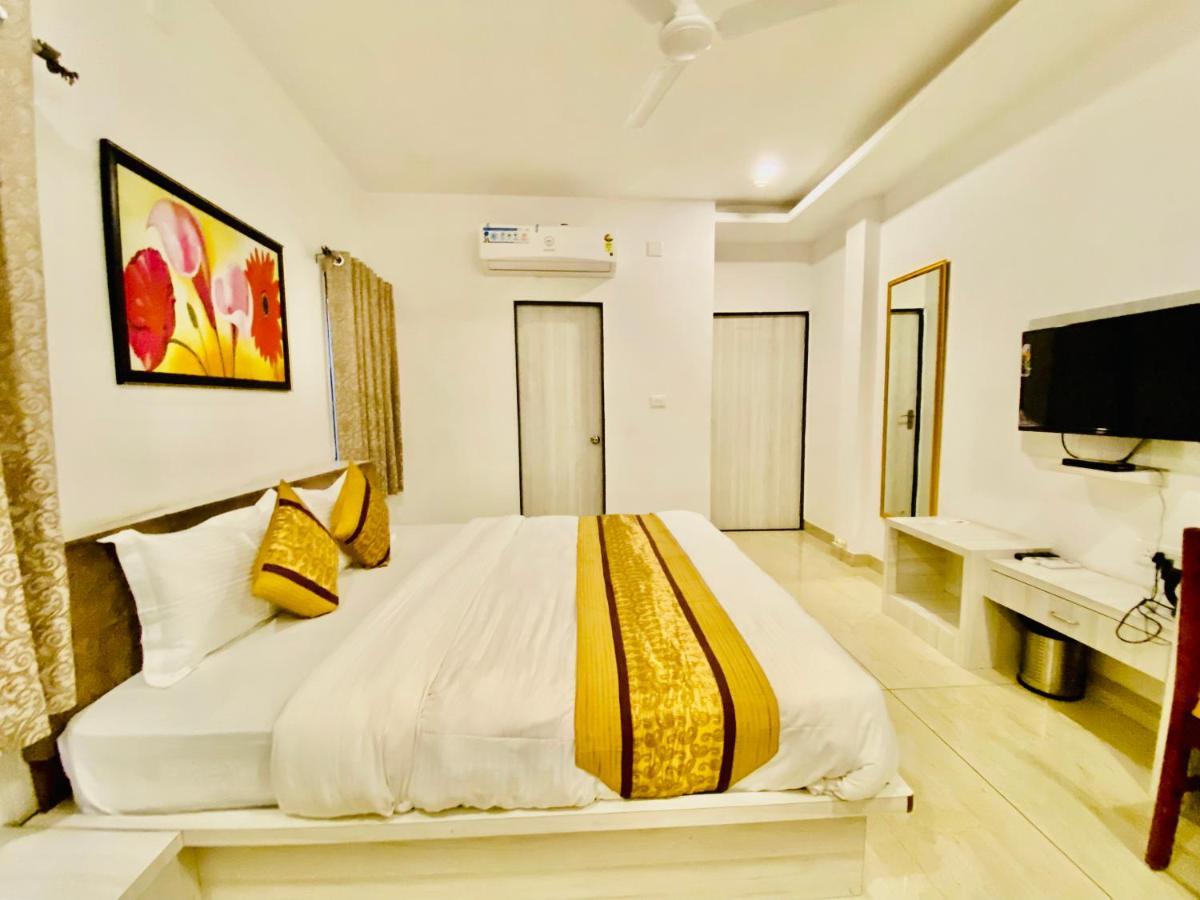Jaydurg, A Lakehead At Pichola Lake By An Hotel 4*