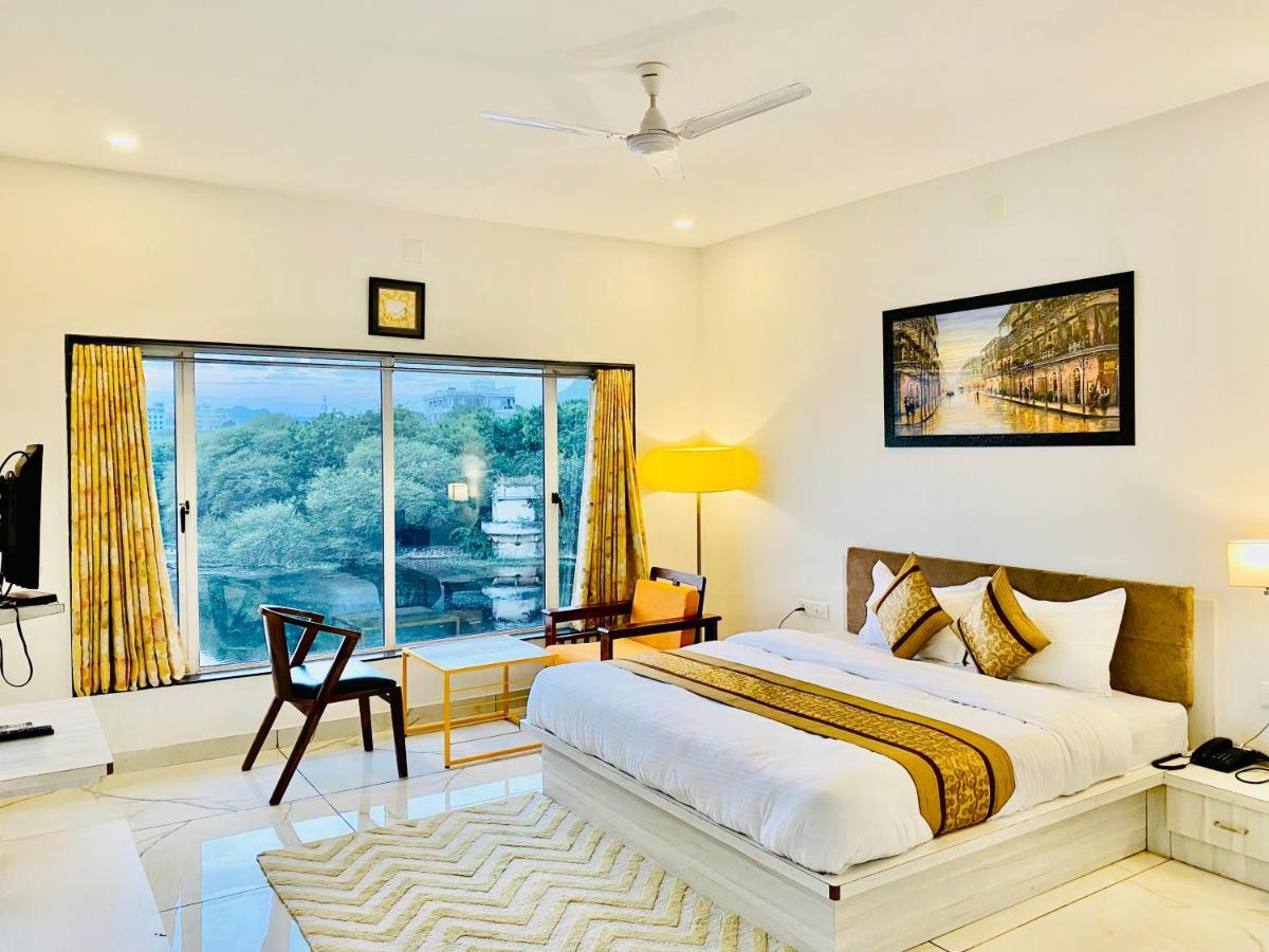 Hotel Jaydurg, A Lakehead At Pichola Lake By An 4*