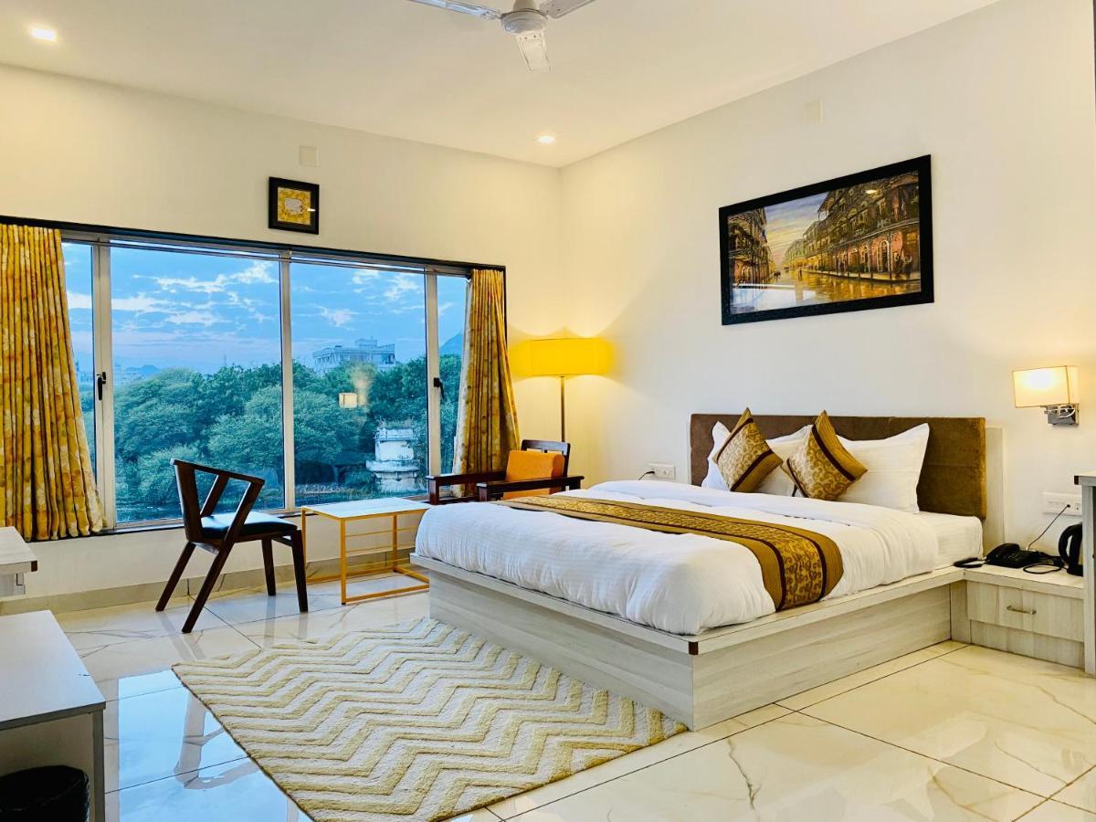 Jaydurg, A Lakehead At Pichola Lake By An Hotel 4*