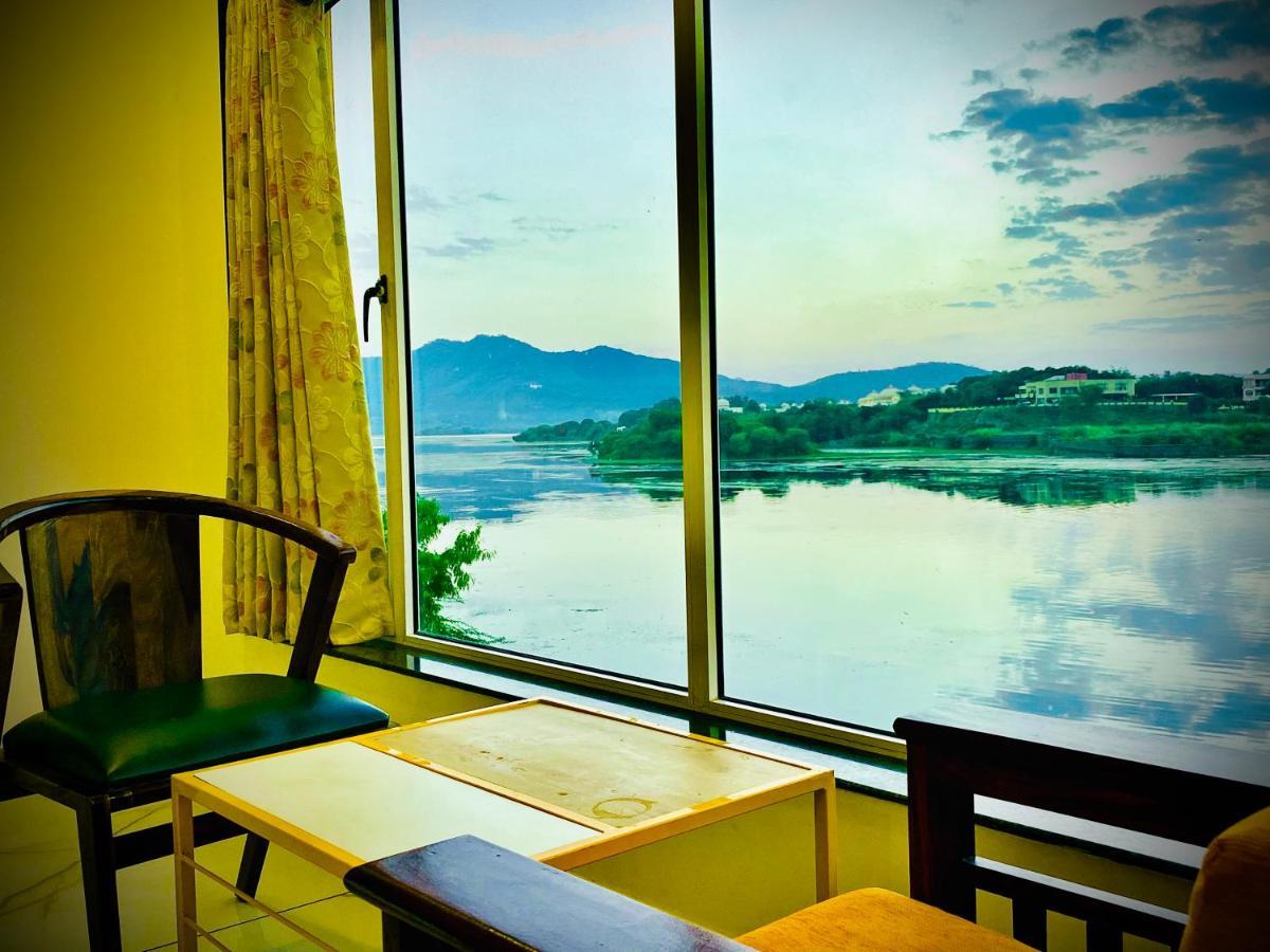 Hotel Jaydurg, A Lakehead At Pichola Lake By An