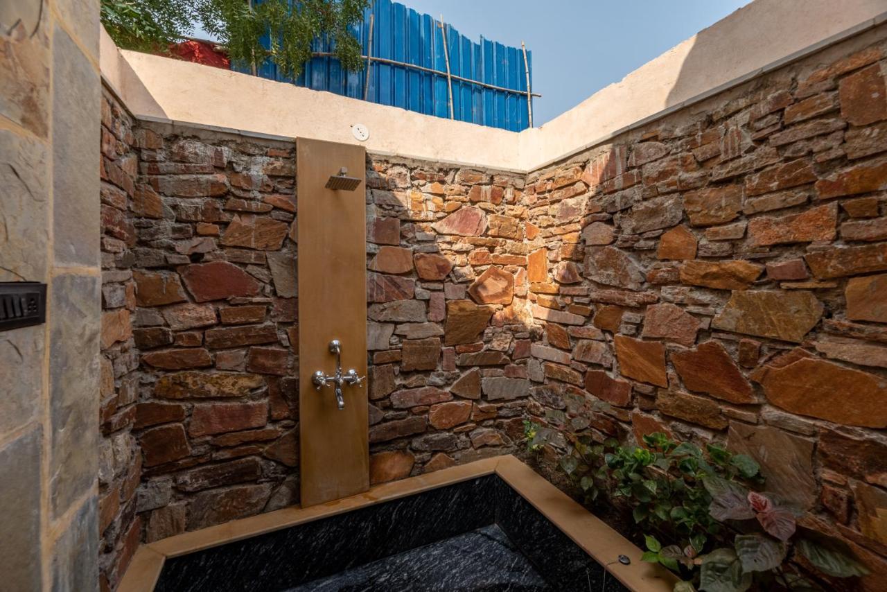 Chalet 1br With Pool - Lakeside Haven By Roamhome Udaipur