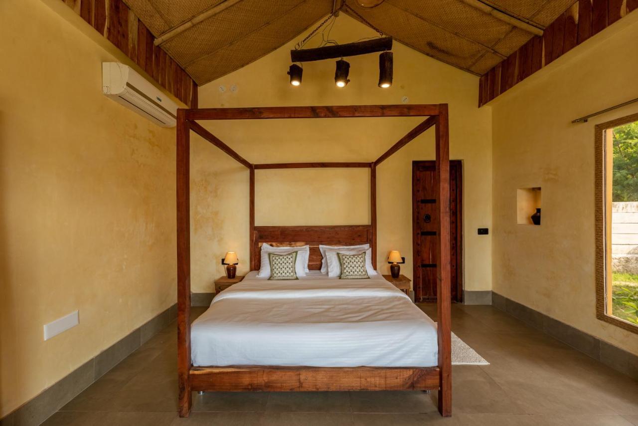 1br With Pool - Lakeside Haven By Roamhome Udaipur