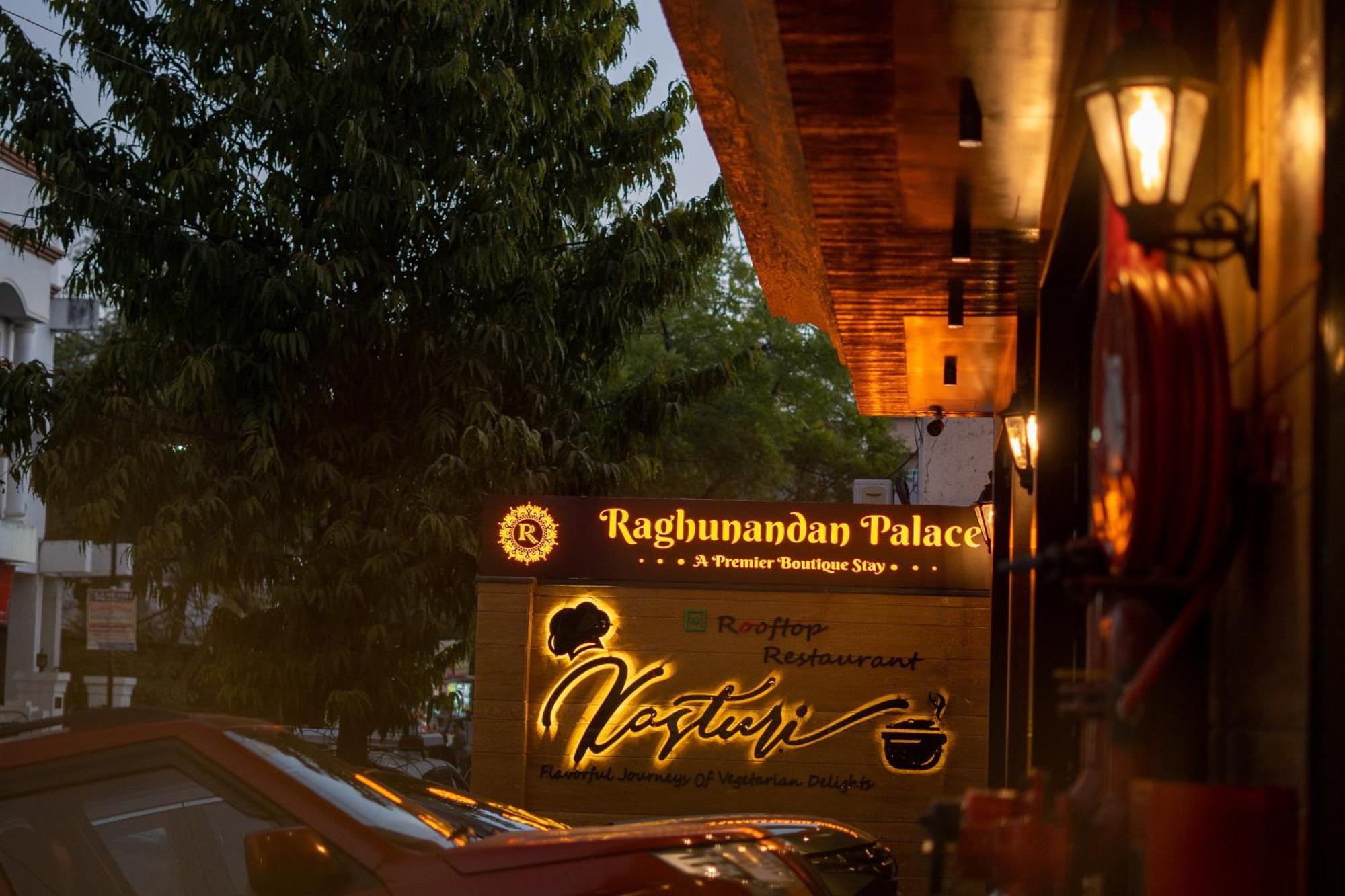 Hotel Raghunandan Palace - A Premier Boutique Stay, Center & 500 Meters From Railway Station 3*