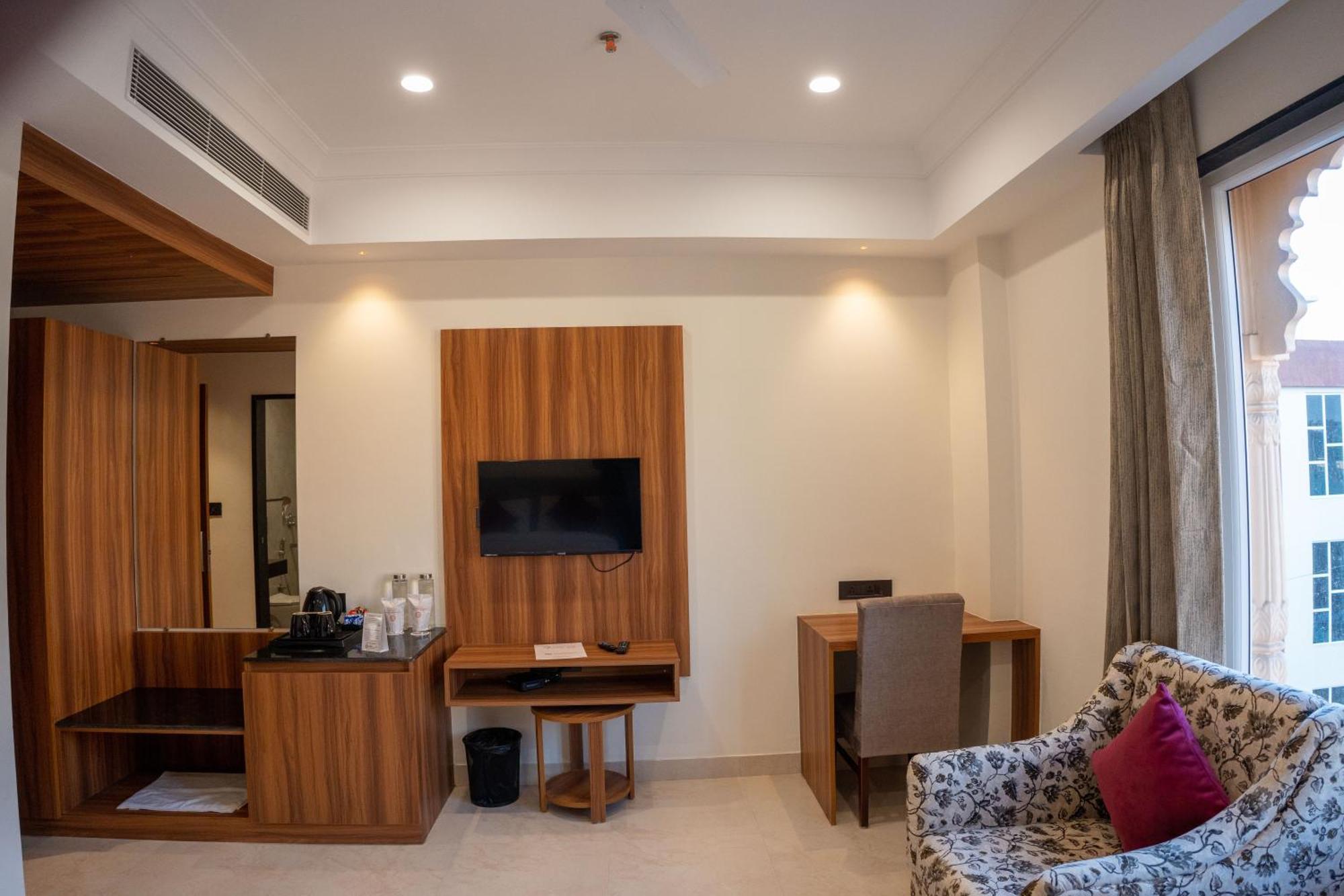 Hotel Raghunandan Palace - A Premier Boutique Stay, Center & 500 Meters From Railway Station Udaipur