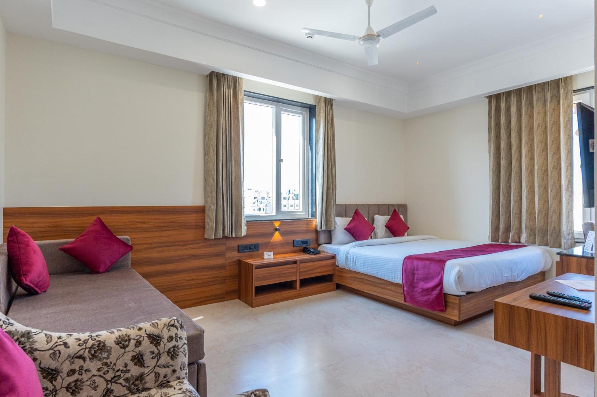 Hotel Raghunandan Palace - A Premier Boutique Stay, Center & 500 Meters From Railway Station