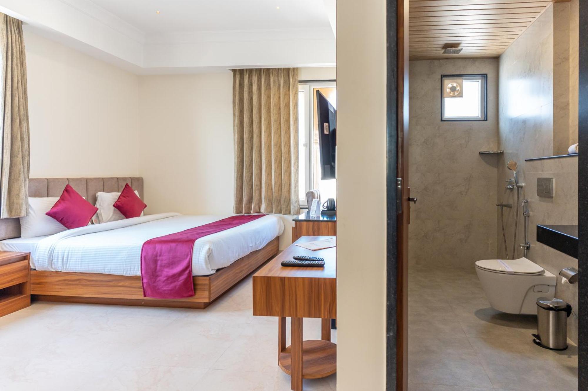 Hotel Raghunandan Palace - A Premier Boutique Stay, Center & 500 Meters From Railway Station 3*