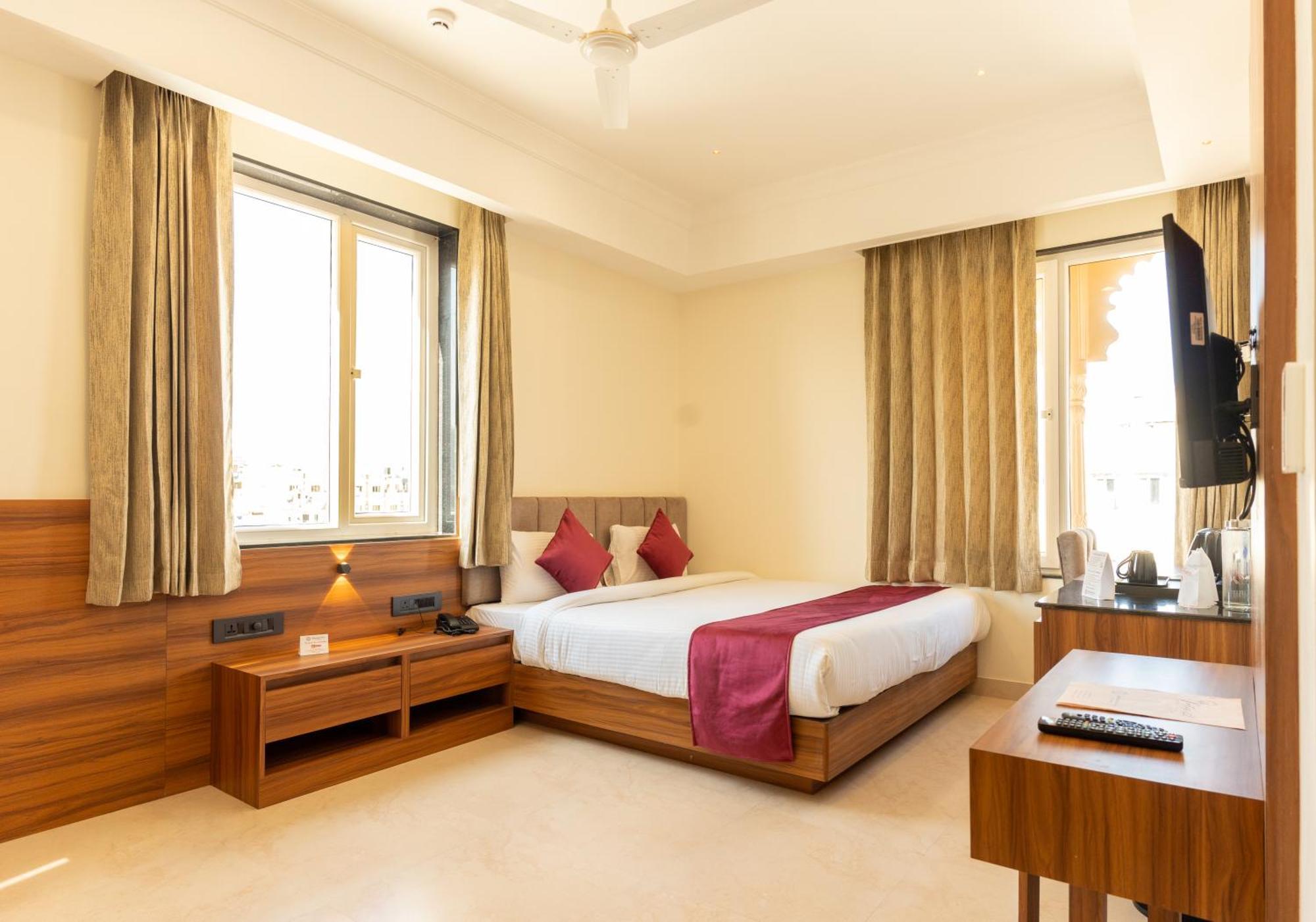 Raghunandan Palace - A Premier Boutique Stay, Center & 500 Meters From Railway Station Hotel 3*