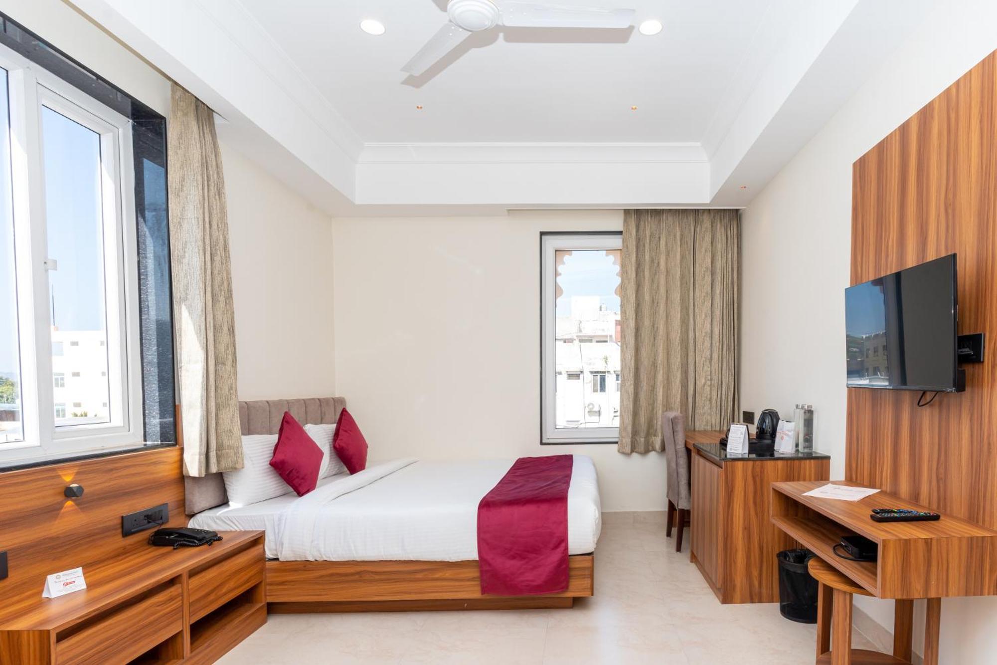 Hotel Raghunandan Palace - A Premier Boutique Stay, Center & 500 Meters From Railway Station 3*