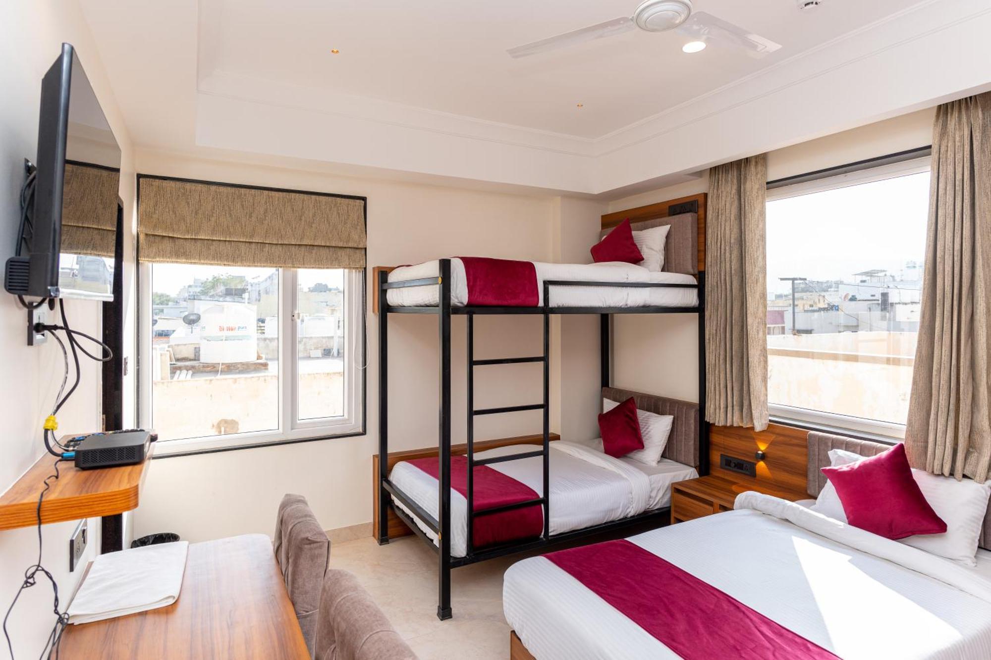 Hotel Raghunandan Palace - A Premier Boutique Stay, Center & 500 Meters From Railway Station 3*
