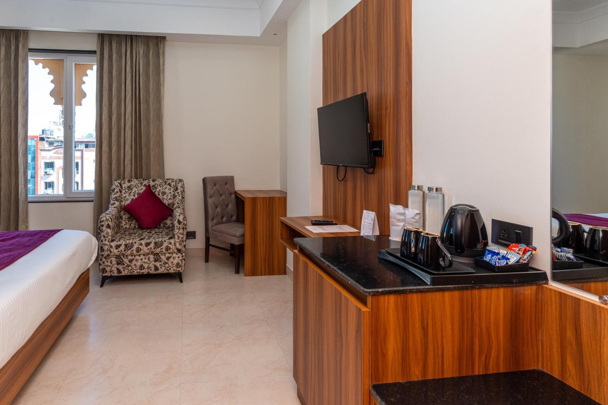 Hotel Raghunandan Palace - A Premier Boutique Stay, Center & 500 Meters From Railway Station