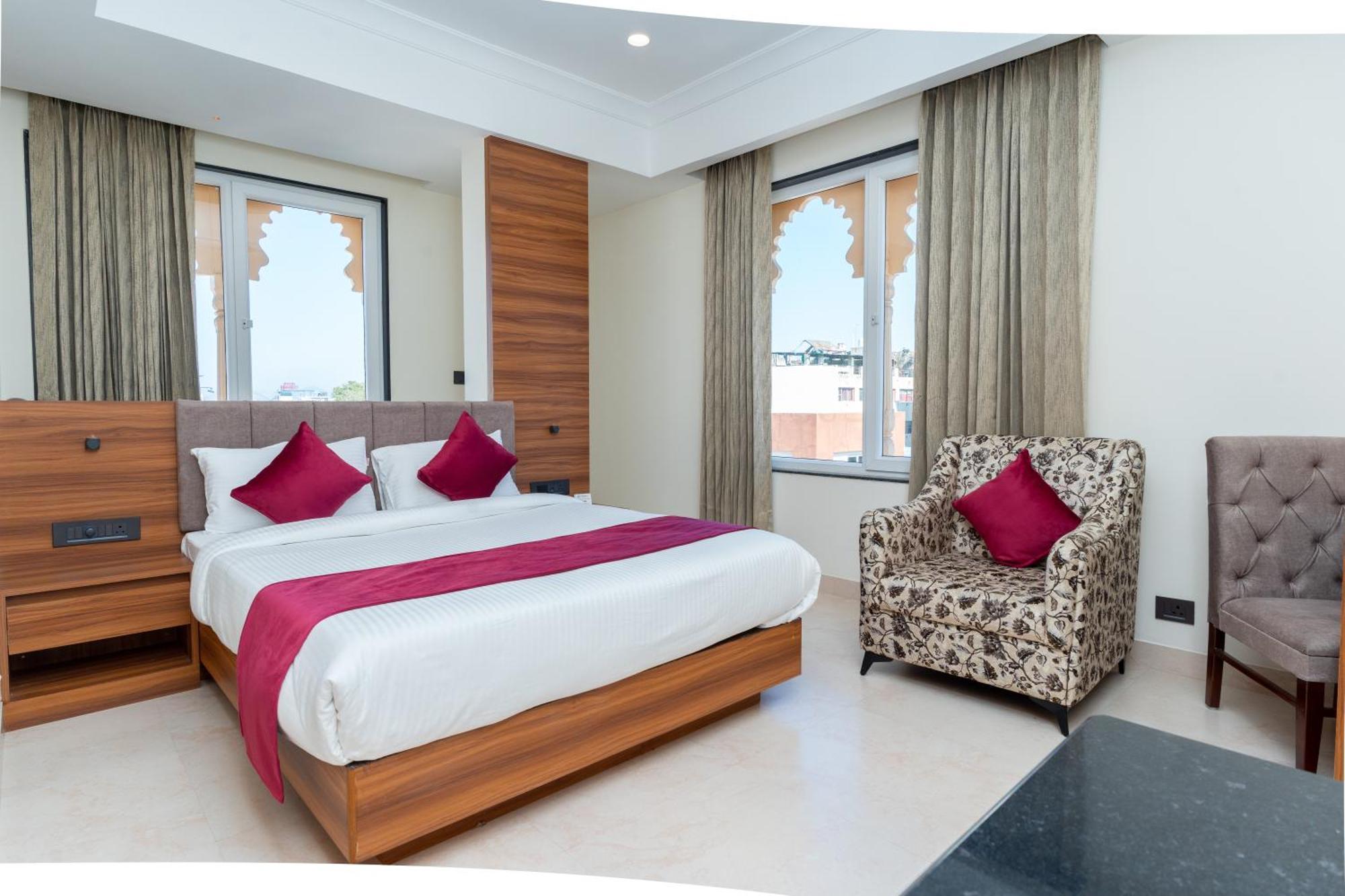 Hotel Raghunandan Palace - A Premier Boutique Stay, Center & 500 Meters From Railway Station 3*