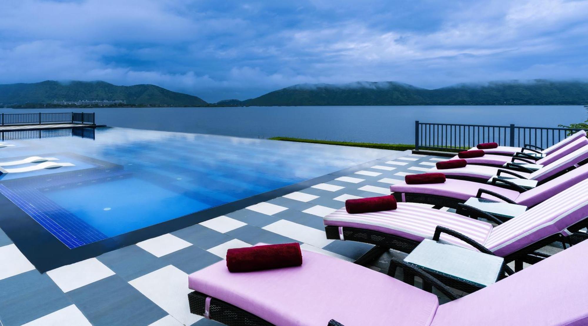 Hotel Zana Lakeview - Scenic Lakeside Udaipur