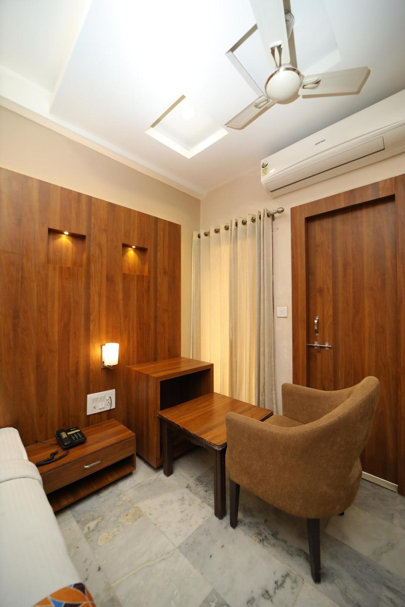 Damanis Hotel *