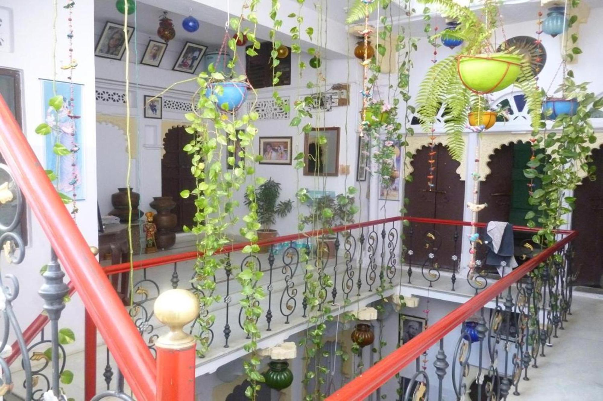 Nukkad Near Palace *