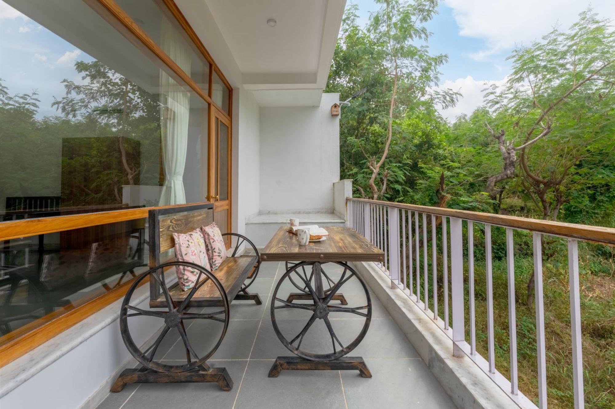Saffronstays Bougain - 2 Bedroom Pool With View * Udaipur