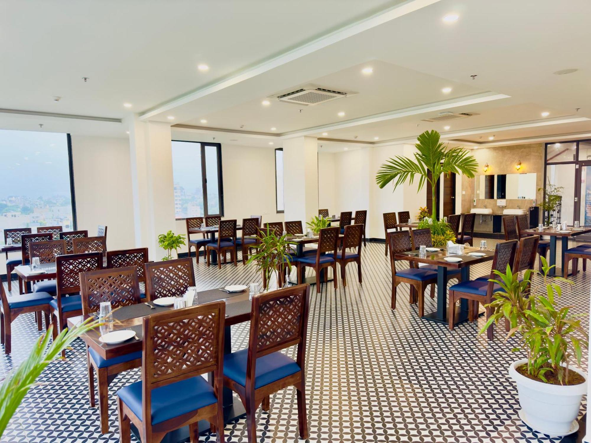 Hotel De Glance - Udaipuri Restaurant I Terrace Swimming Pool I Banquet 4*