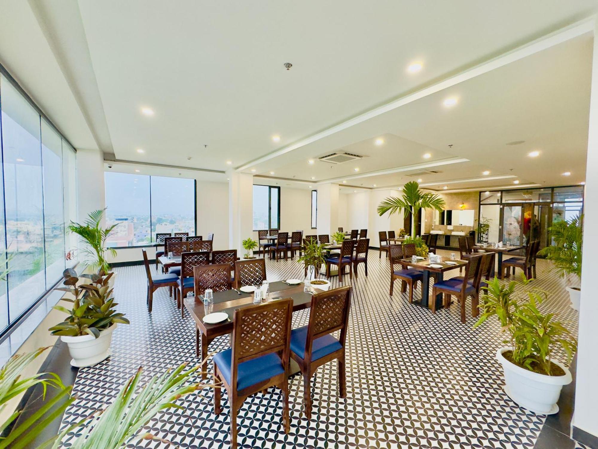 De Glance - Udaipuri Restaurant I Terrace Swimming Pool I Banquet 4* Udaipur