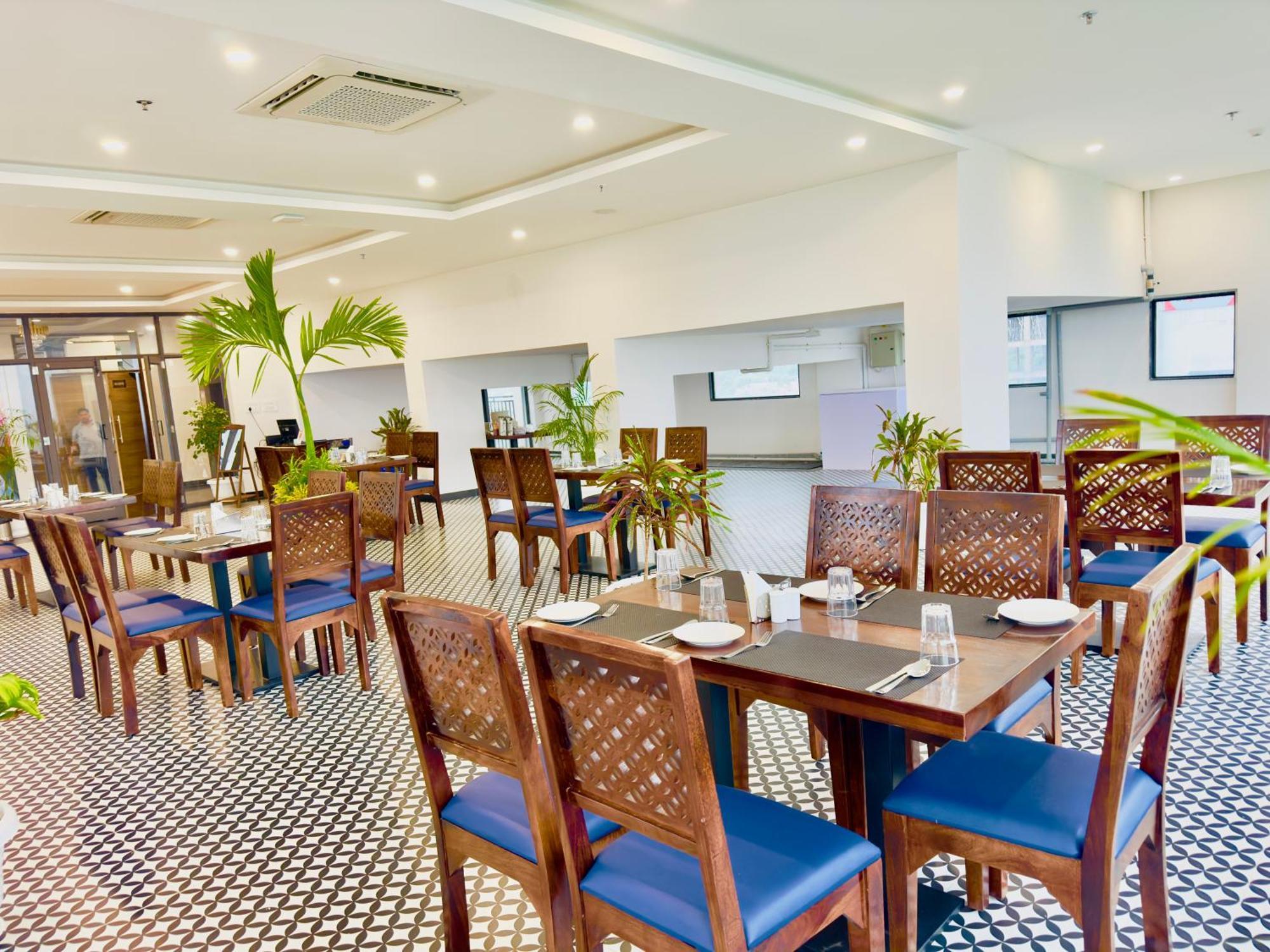 Hotel De Glance - Udaipuri Restaurant I Terrace Swimming Pool I Banquet 4*