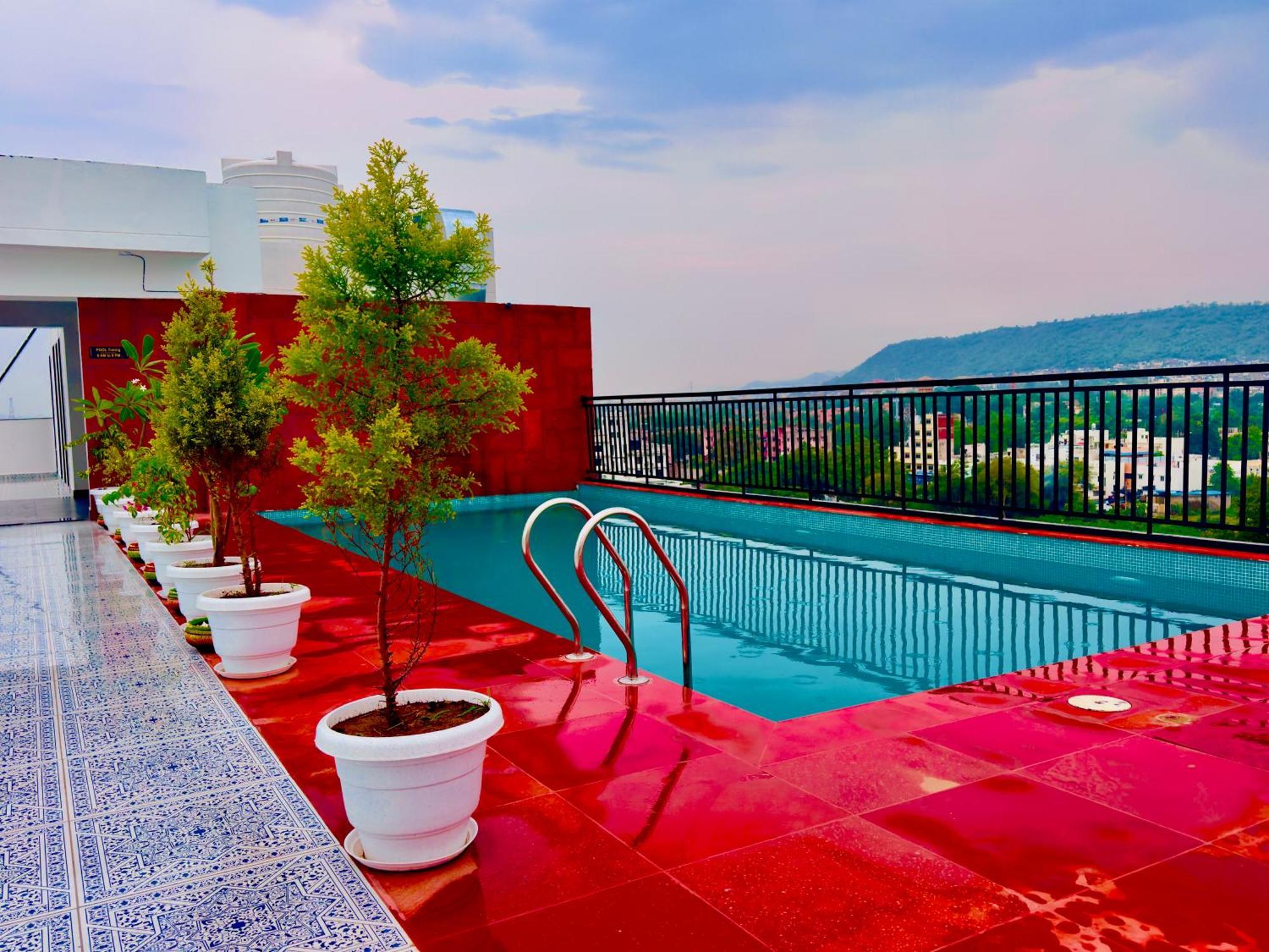 De Glance - Udaipuri Restaurant I Terrace Swimming Pool I Banquet 4*