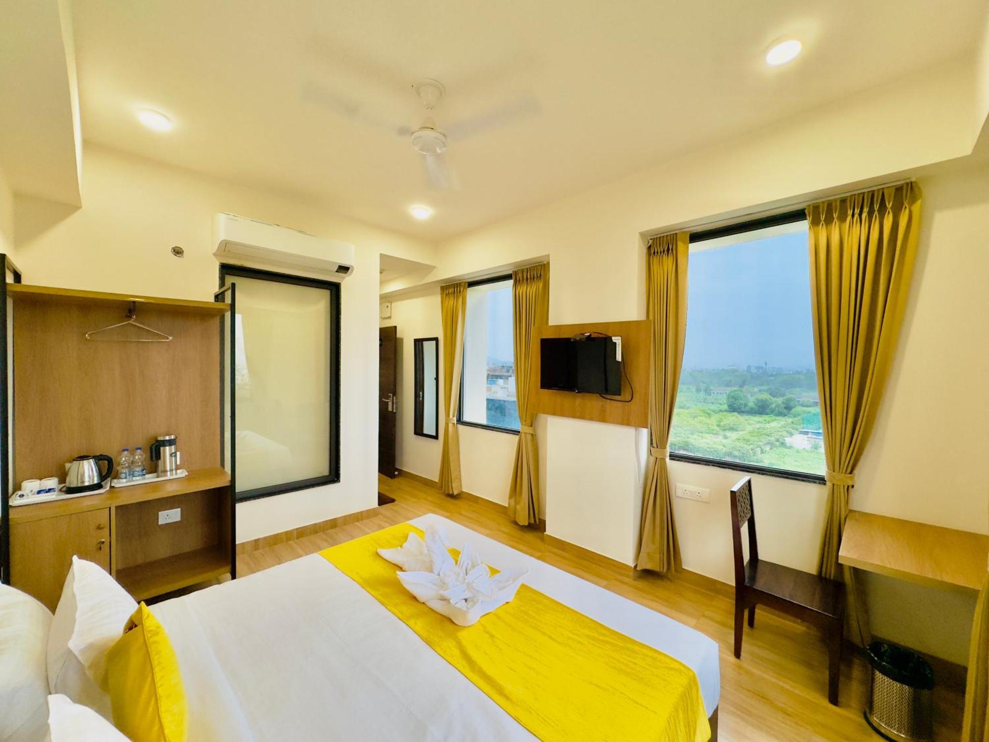 De Glance - Udaipuri Restaurant I Terrace Swimming Pool I Banquet 4* Udaipur