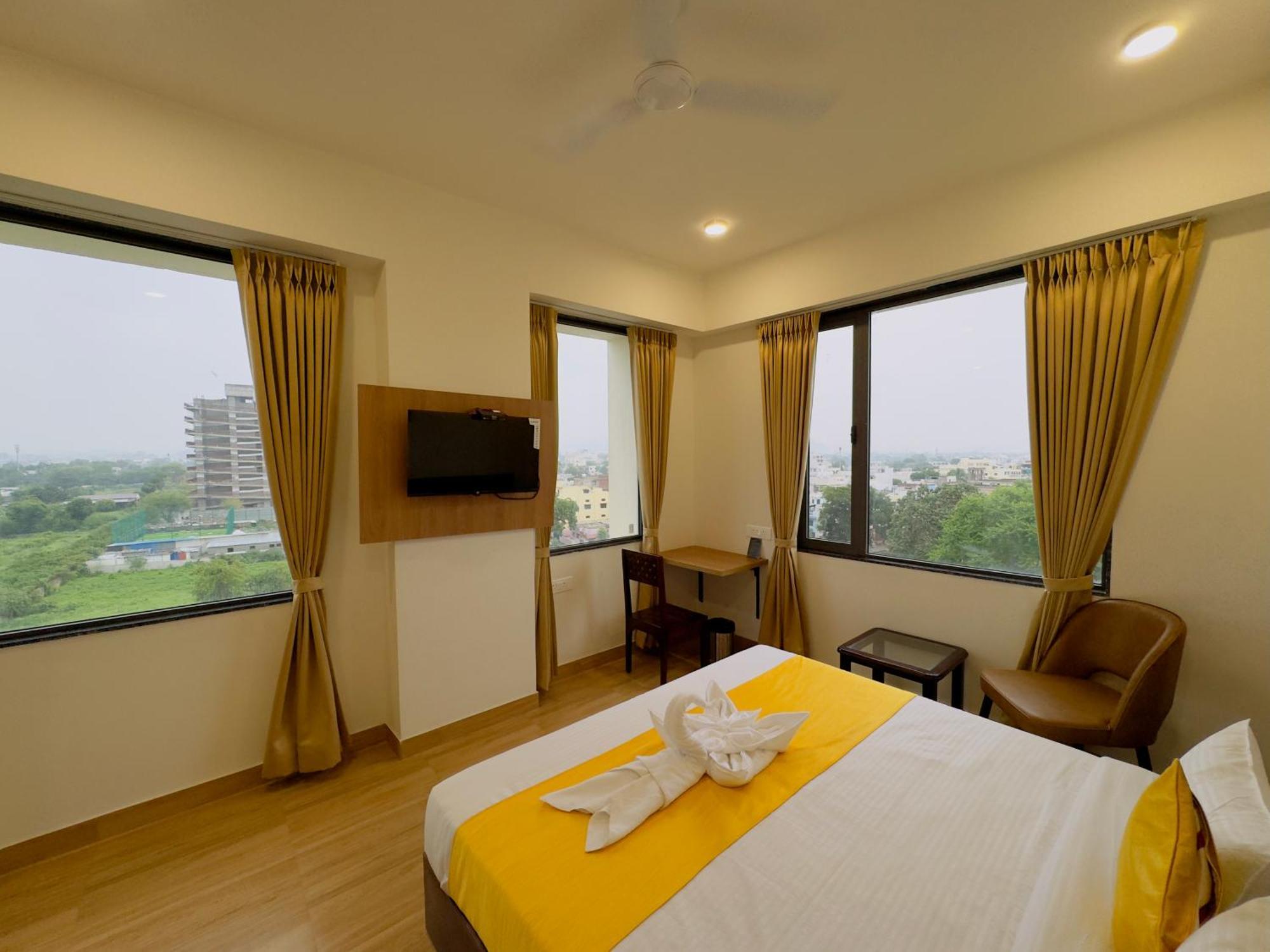 De Glance - Udaipuri Restaurant I Terrace Swimming Pool I Banquet Hotel 4*