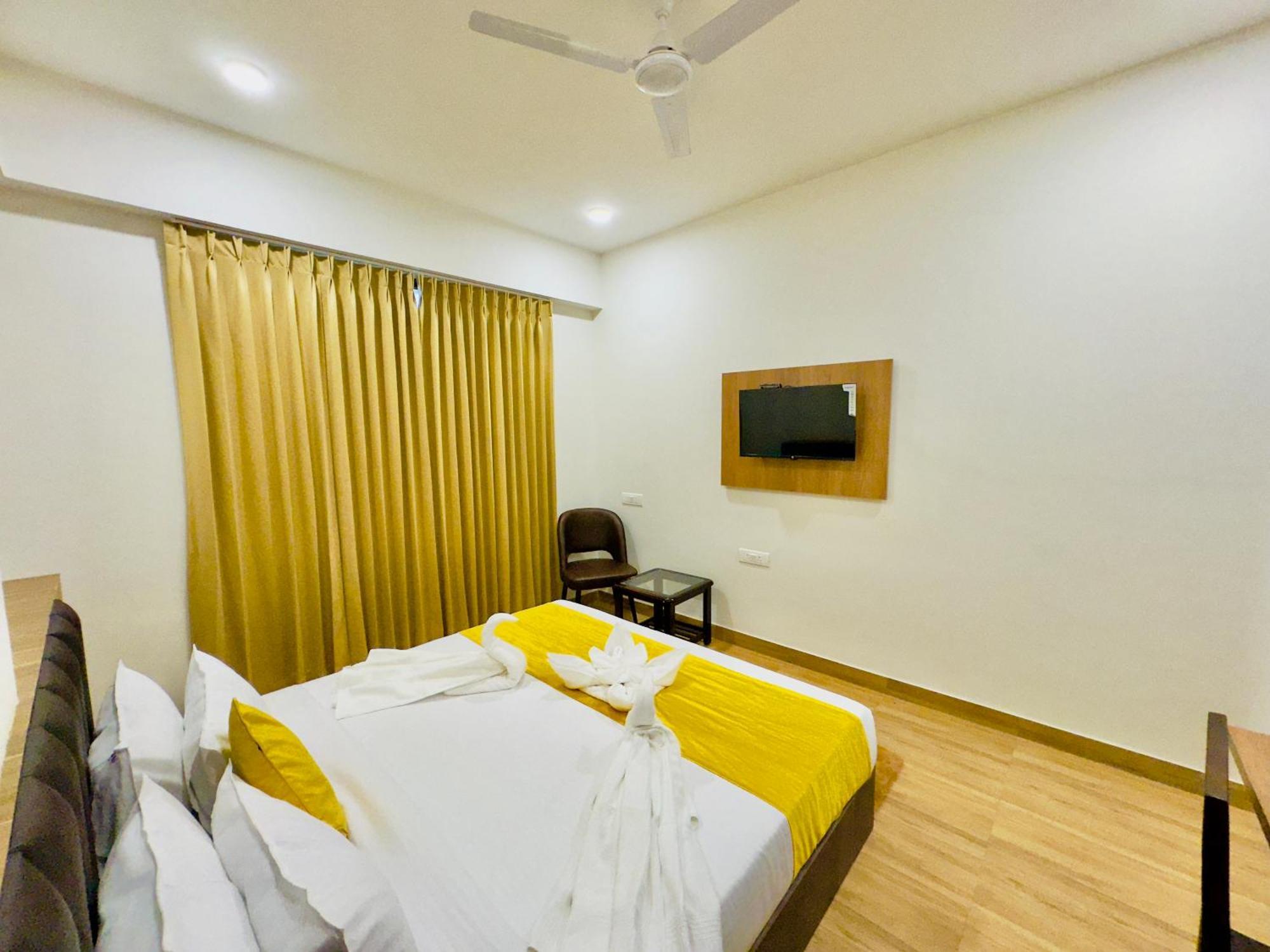 De Glance - Udaipuri Restaurant I Terrace Swimming Pool I Banquet 4* Udaipur