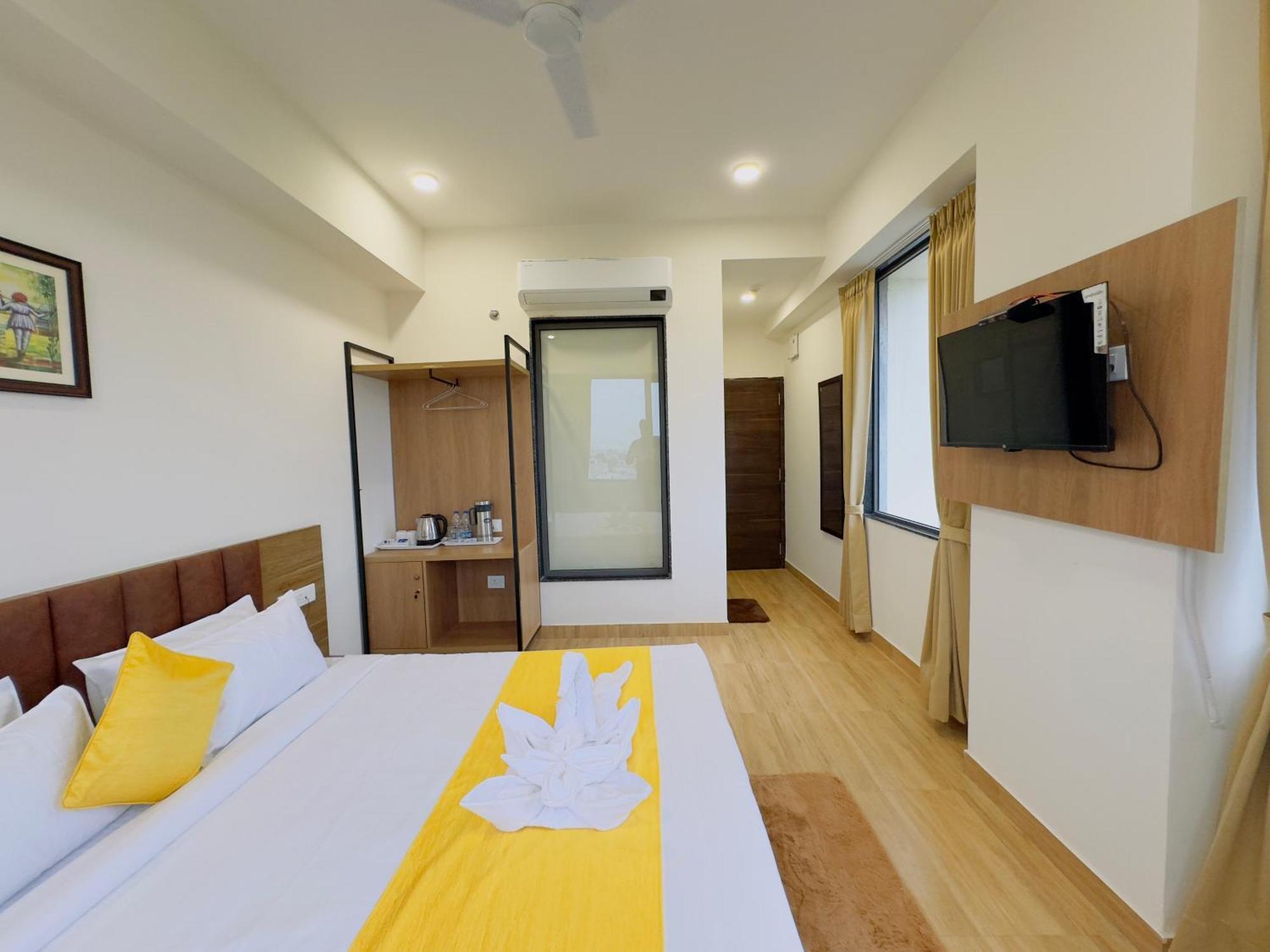 Hotel De Glance - Udaipuri Restaurant I Terrace Swimming Pool I Banquet 4*