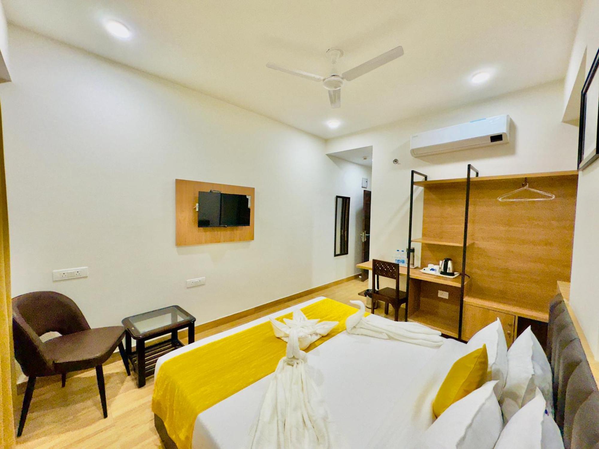 De Glance - Udaipuri Restaurant I Terrace Swimming Pool I Banquet 4* Udaipur