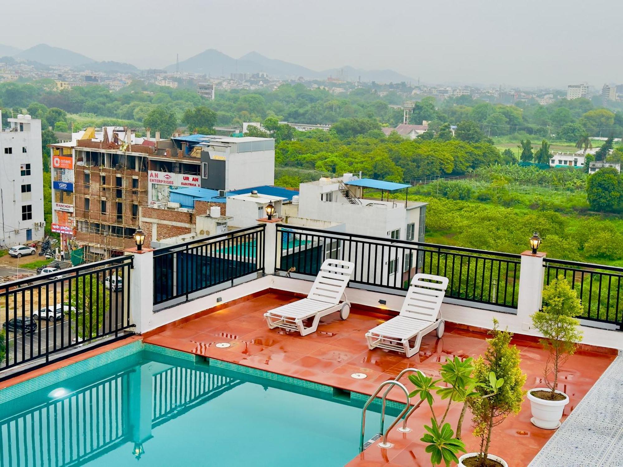 De Glance - Udaipuri Restaurant I Terrace Swimming Pool I Banquet Hotel 4*