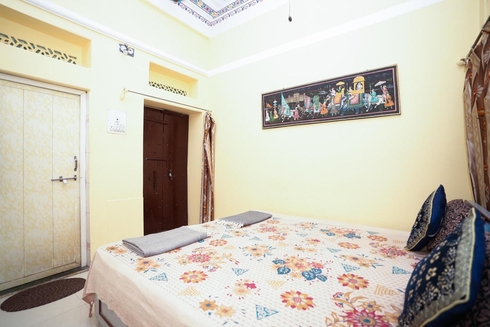 Nukkad Near Palace Guest house *