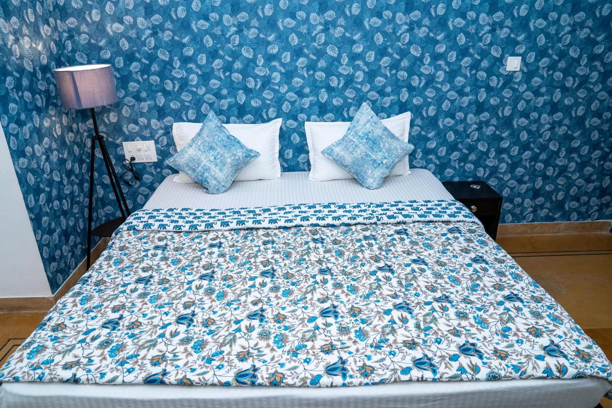 Footprint Hostel *
