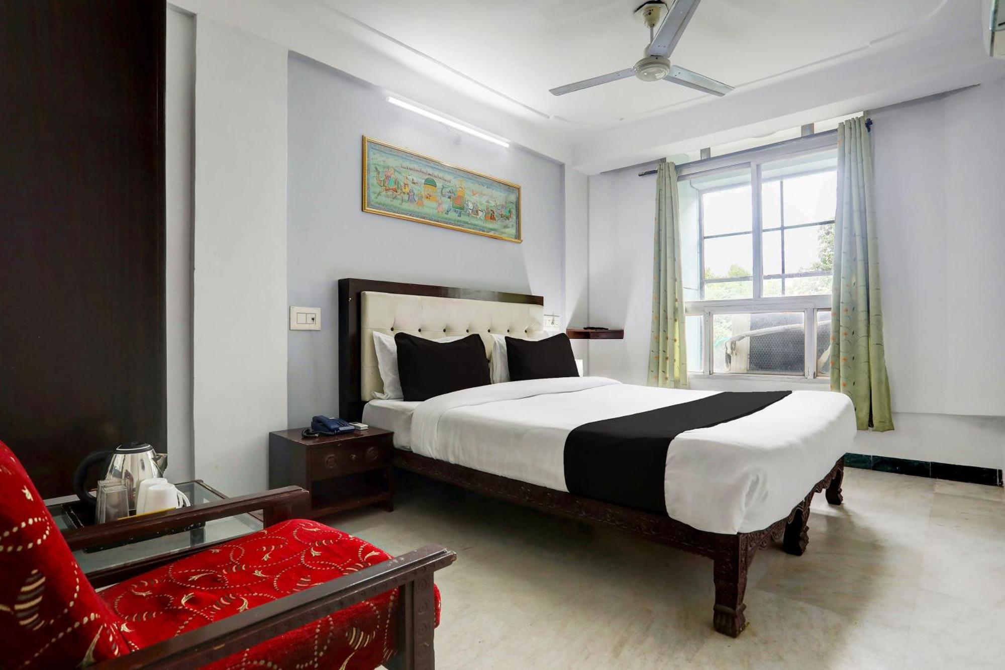 Hotel Super Collection O Lake Palace Road