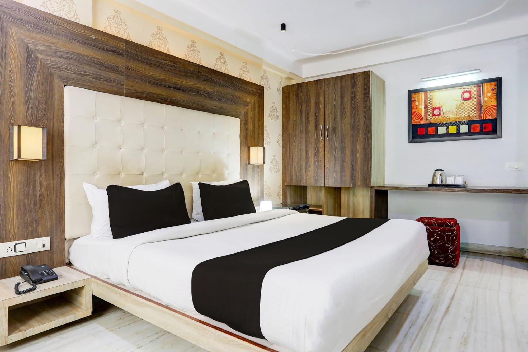 Hotel Super Collection O Lake Palace Road