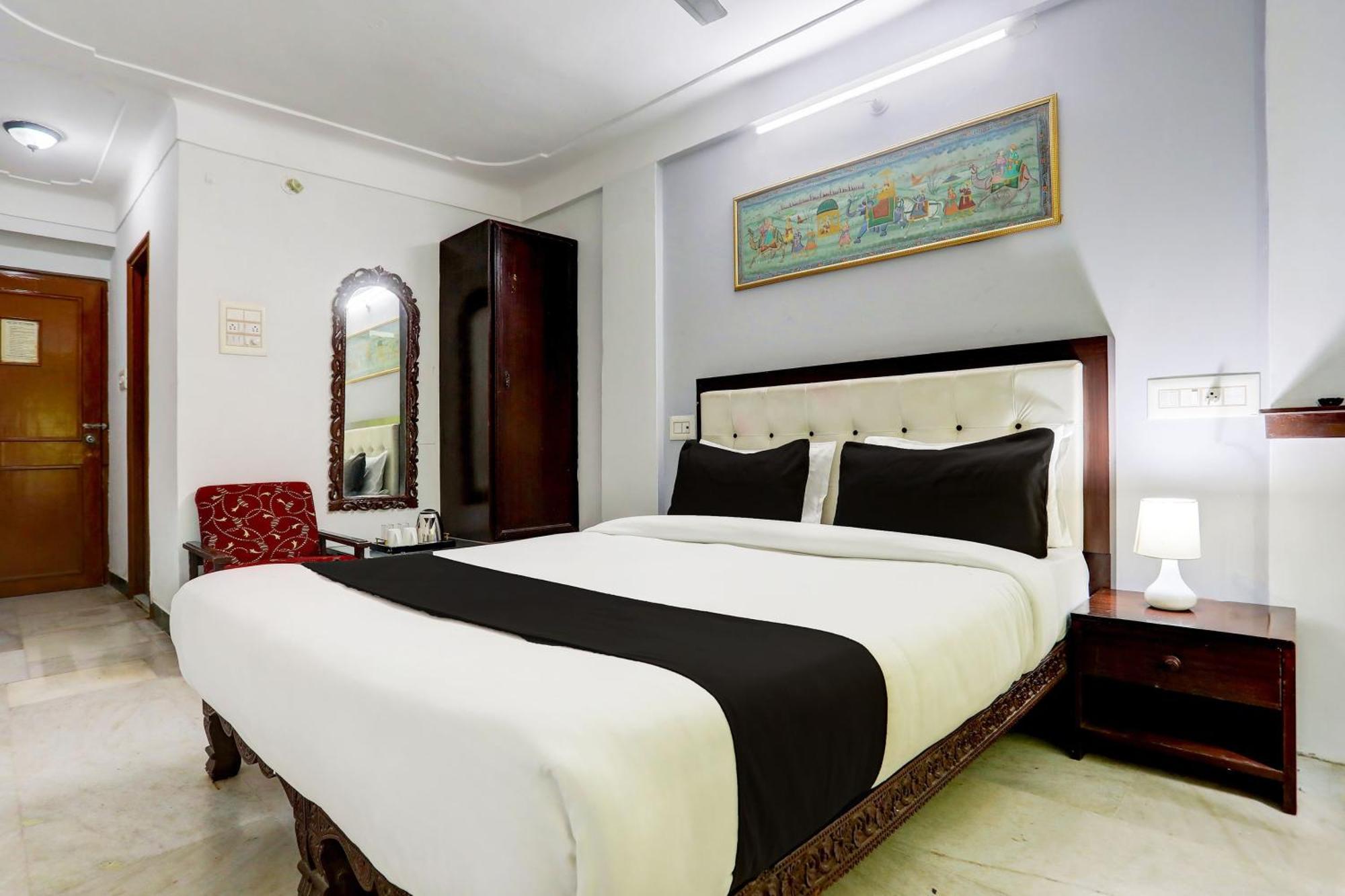 Super Collection O Lake Palace Road Udaipur