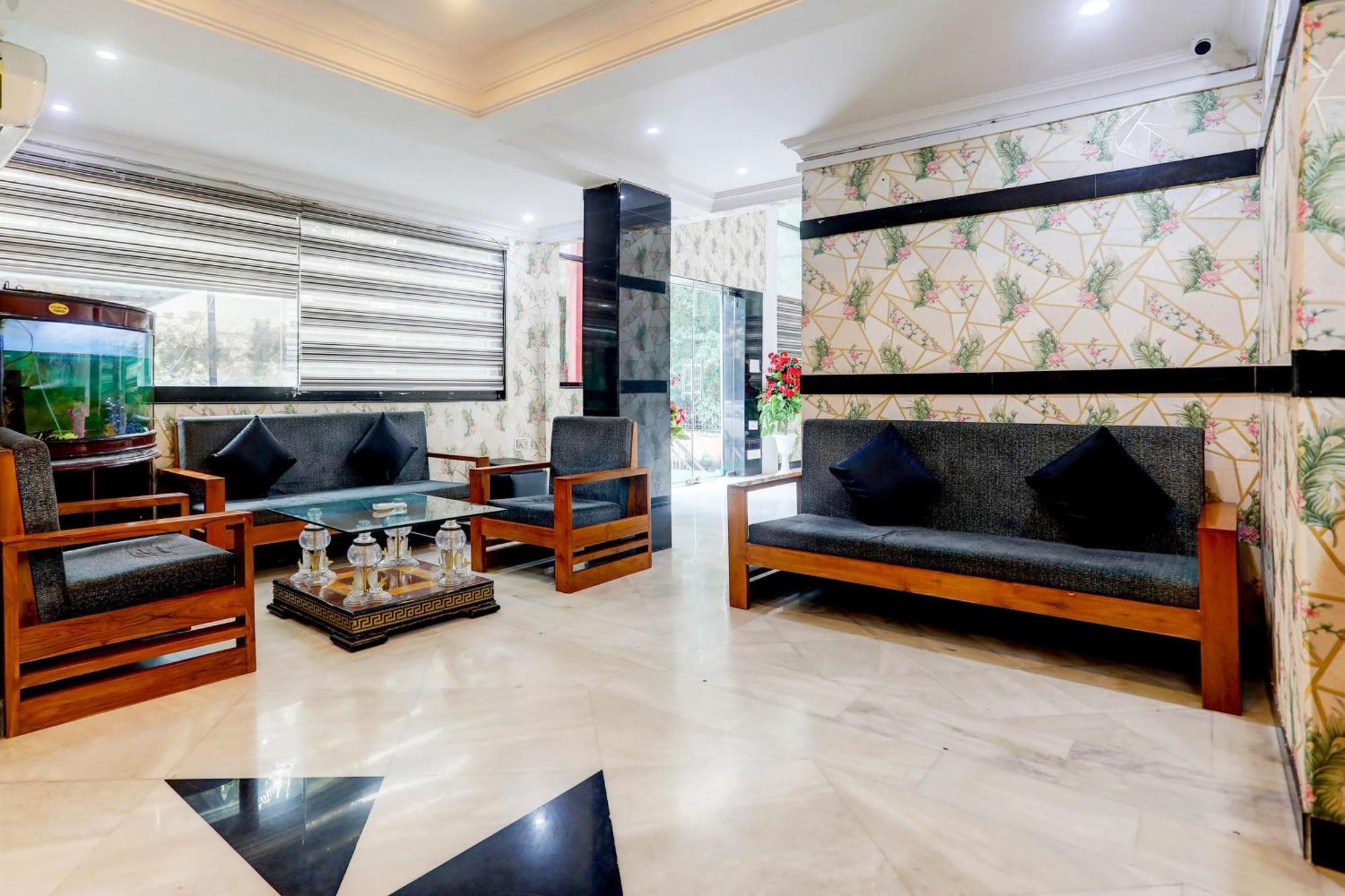 Hotel Super Collection O Lake Palace Road