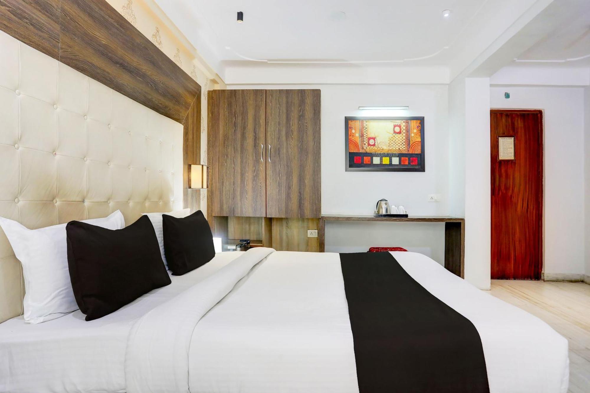 Hotel Super Collection O Lake Palace Road Udaipur