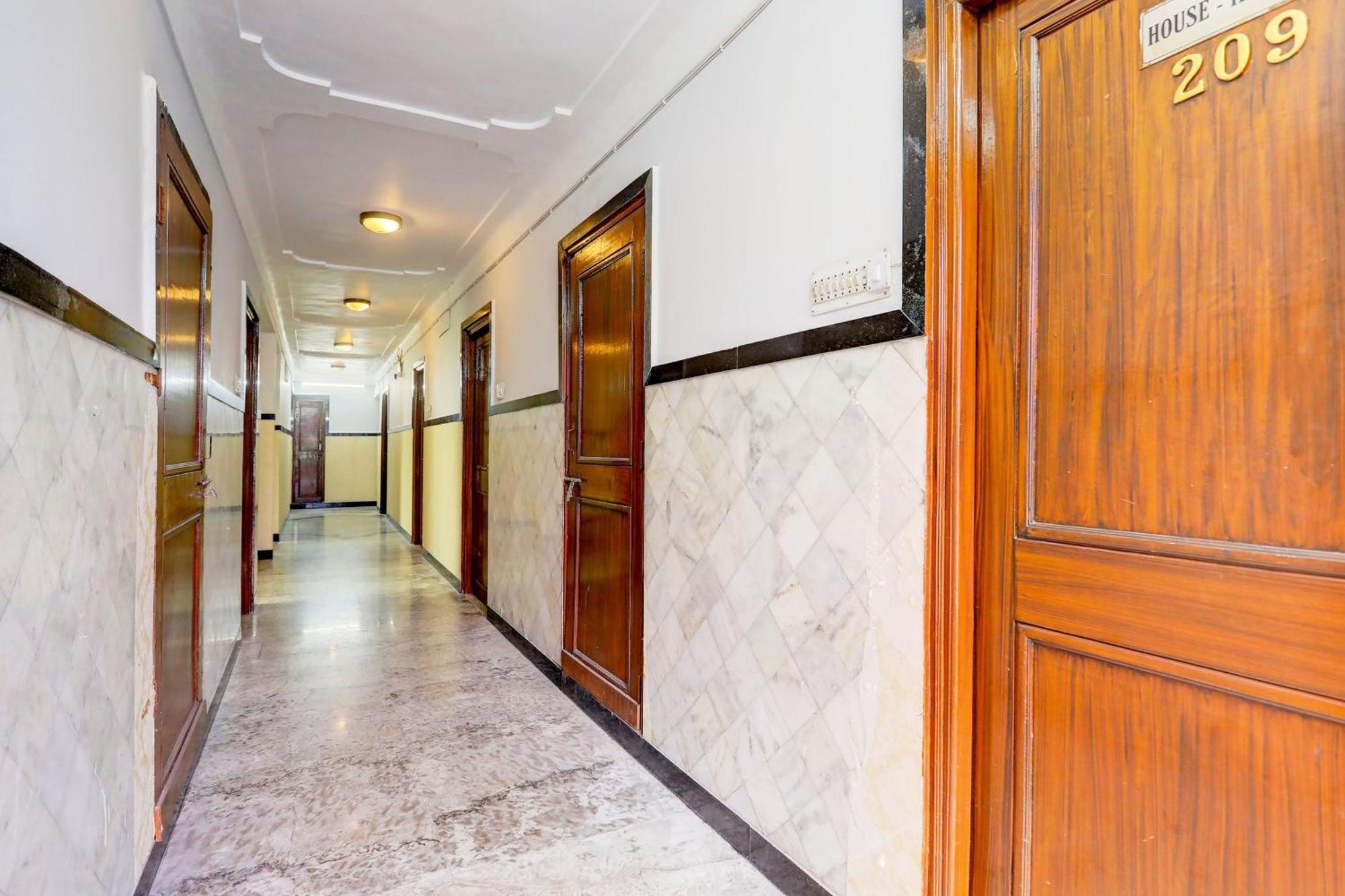 Super Collection O Lake Palace Road Hotel