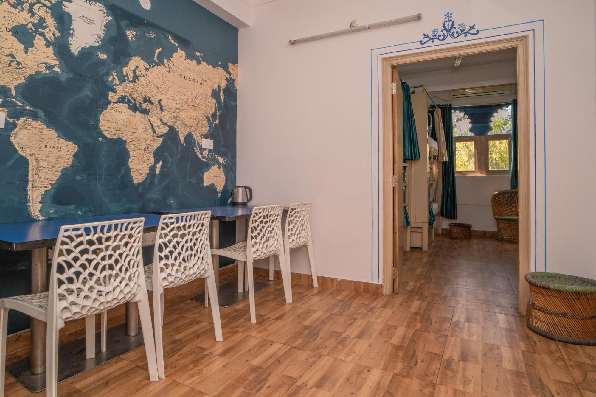 Footprint Hostel *