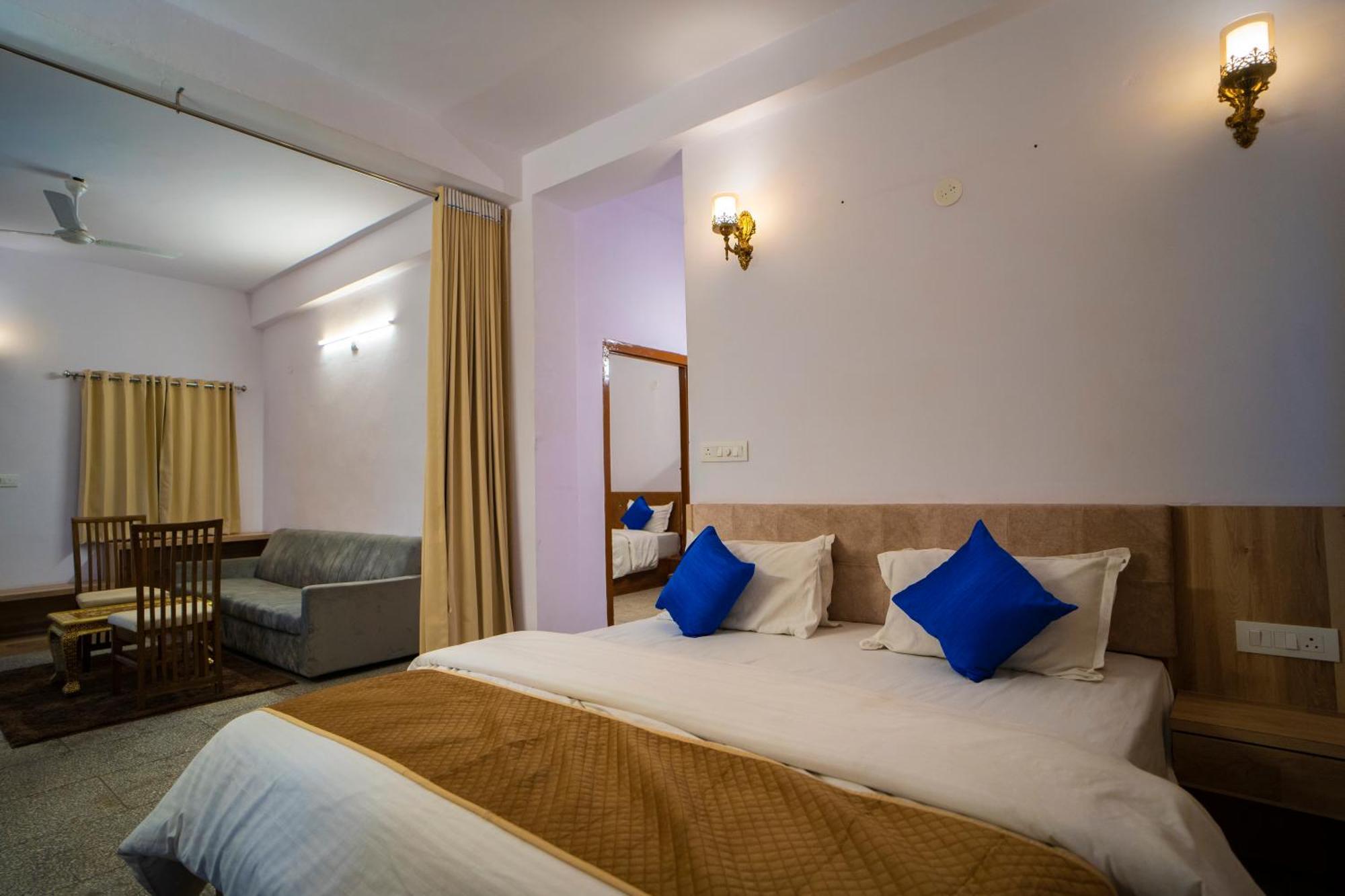 Devdarshan & Restaurant Hotel 2*
